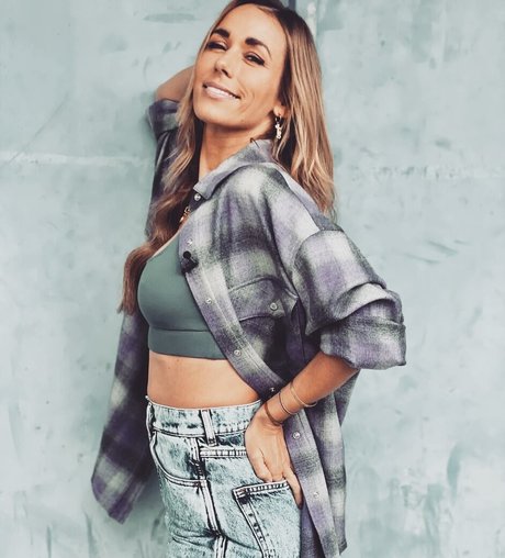 Annemarie Carpendale model perfect pictures