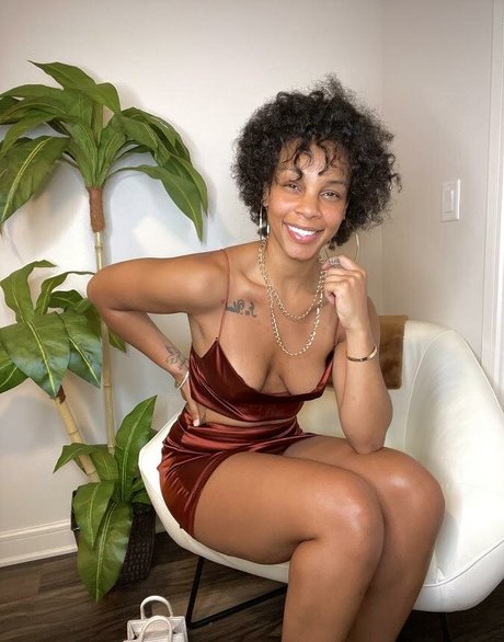 Myamerae model nude pic