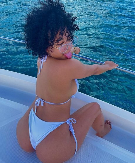 WomenSantana Barbershop high quality model pic