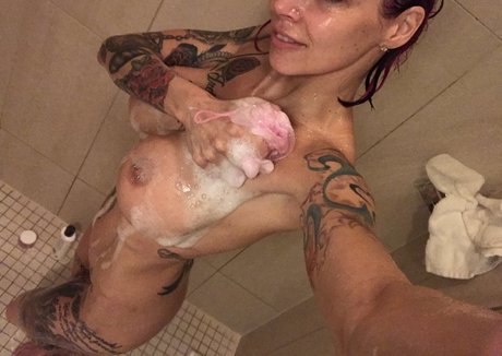 Anna Bell Peaks naked model pic
