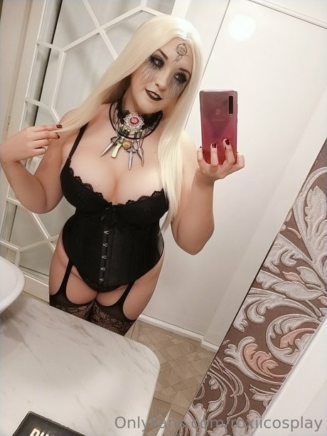 Roxii Cosplay sexy model images