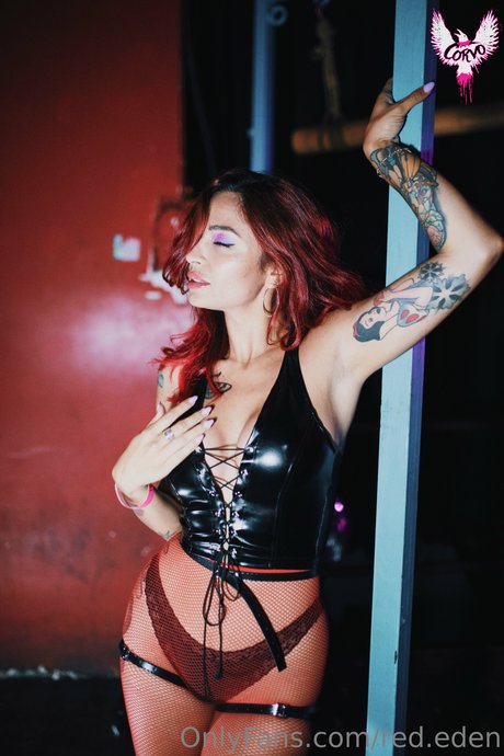 Queen Red star nude image