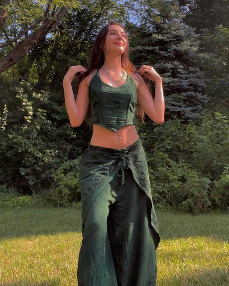 Amira Maroulis perfect actress pictures