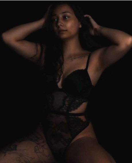 themsyellow model erotic pic