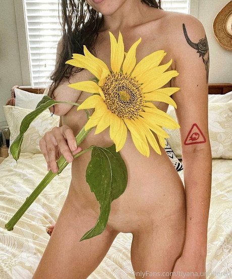 Tiyana Jovovich model art photos