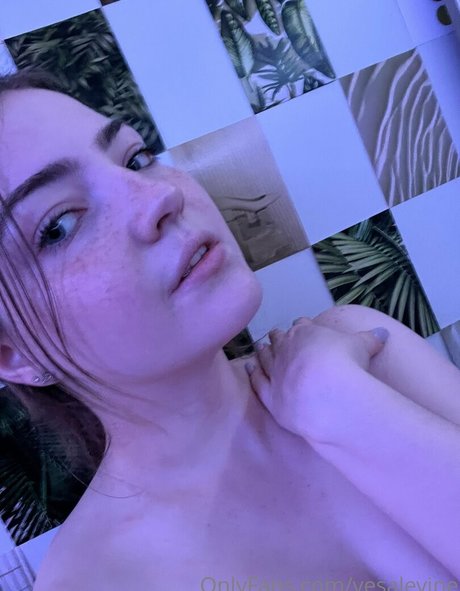 Vesalevine star adult galleries