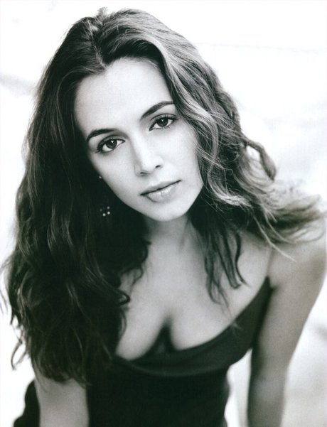 Eliza Dushku naked pornstar image
