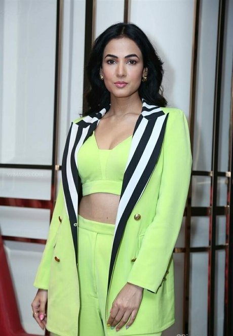 Sonal Chauhan pornstar nudes image