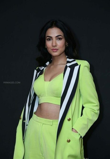 Sonal Chauhan star nice photos