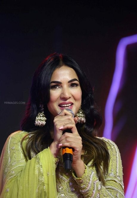 Sonal Chauhan high quality actress gallery