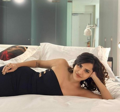 Ashu Reddy star adult images