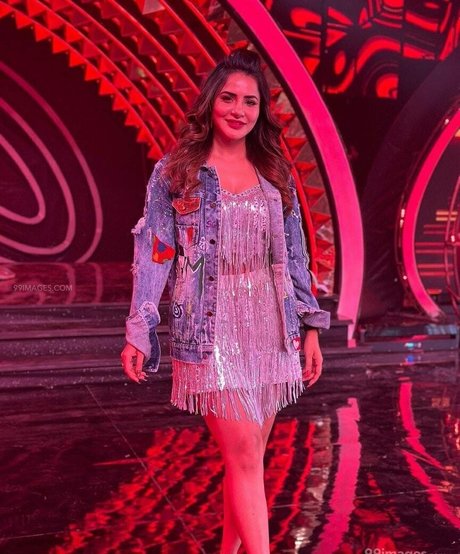 Ashu Reddy star perfect pics