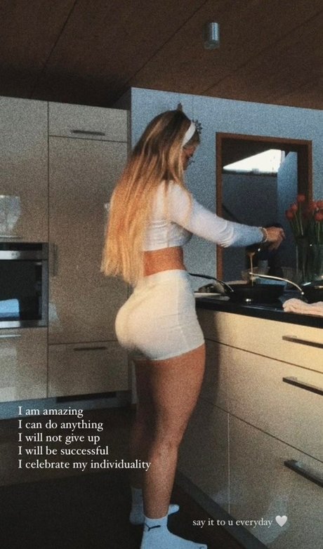 busty mom onlyfans nudes picture