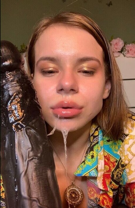 Roanoak model adult picture