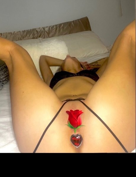 caroeducharme model nude pic