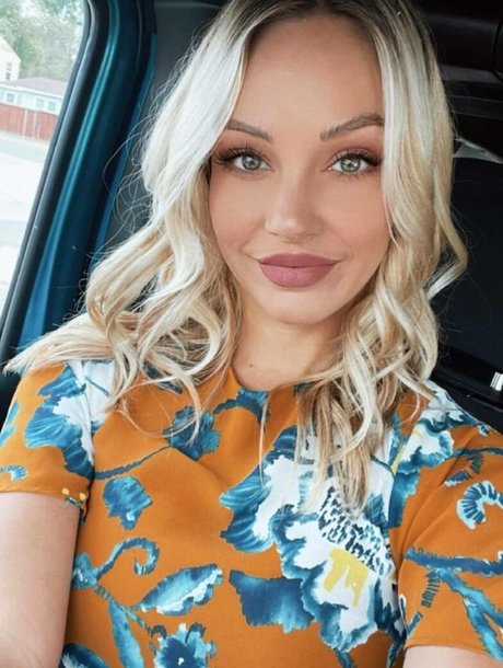 Emerald Kisses perfect model pictures