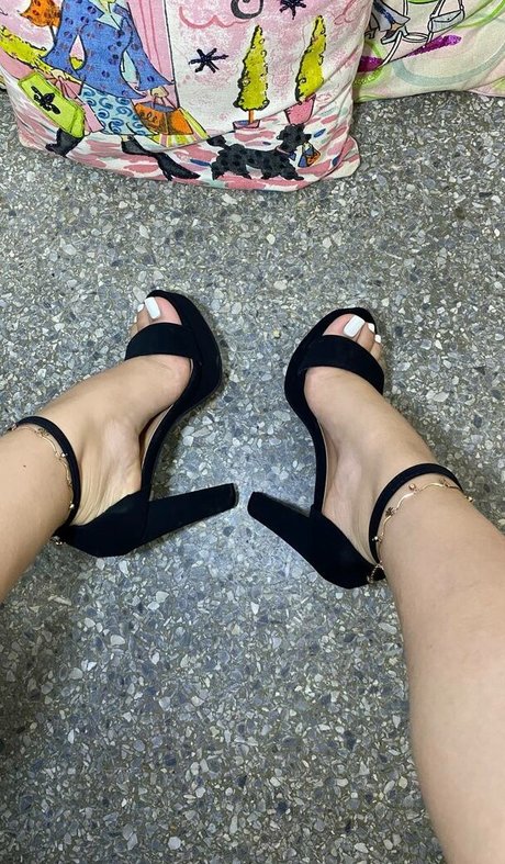 Adri Feet free actress img