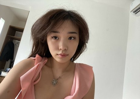 Livy Renata star sexy image