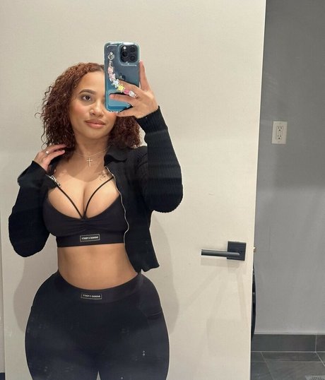 Carolinelloo pornstar nude picture