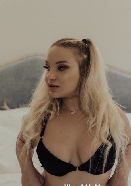 MiaNestiBaka hd pornstar img