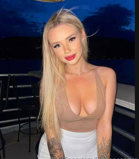 BlondBunni star pornographic photos