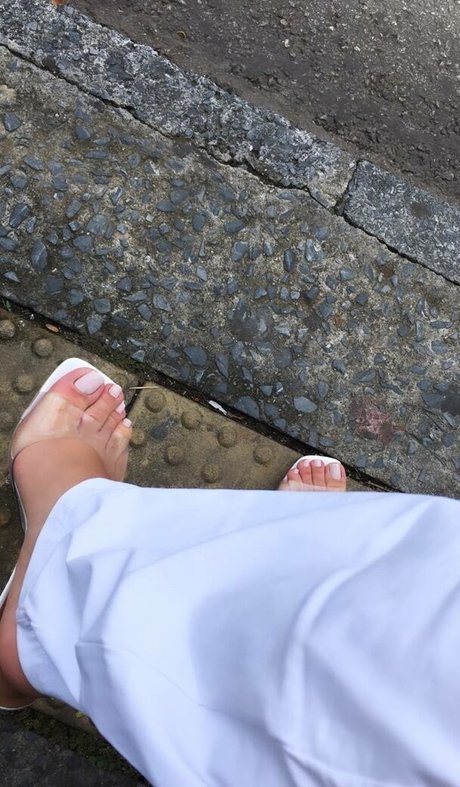 Lyz Feet model naked pictures