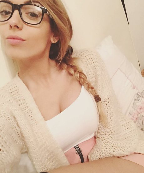 Katherine Bray star best pictures