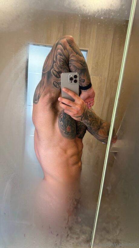 papikocic model adult photo