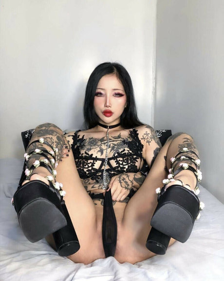 Yenny Zhao sexy model pic