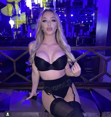 Emily Wagoner model sexy pics