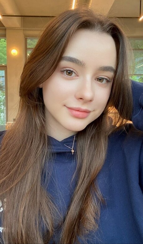 Dasha Tarab sexy actress gallery