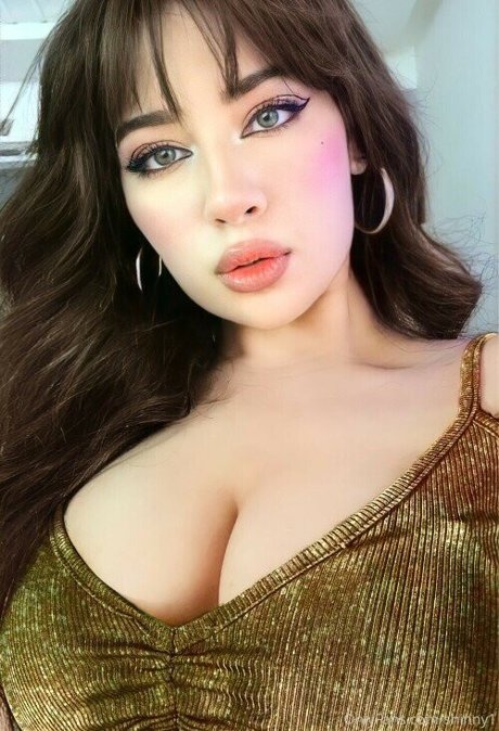 Shiny ASMR model sexy pictures