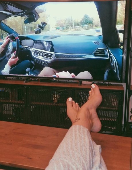 Livie Feet model perfect images