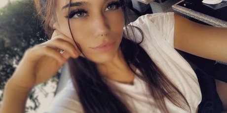 Skyefires model xxx image