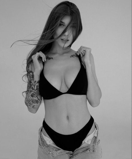 Rich Roxy pornstar art photos