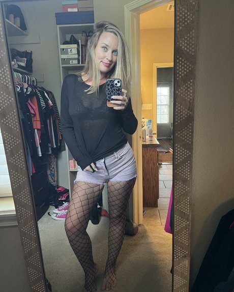 Lyric in my hed pretty model image