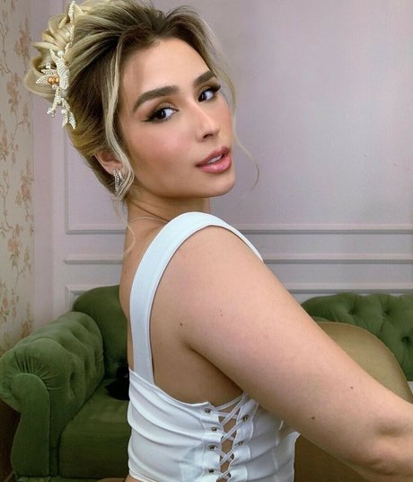 LoryLives model perfect pic