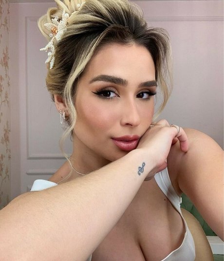 LoryLives model nice img