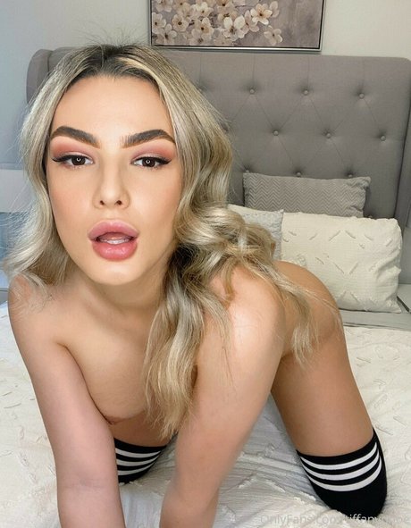 LolaBunnyTape sexy model pic