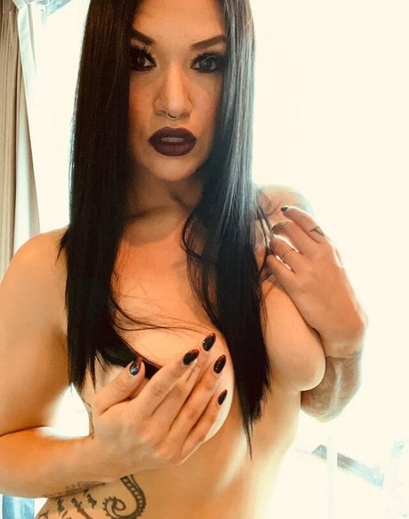 Shaul Guerrero naked star image