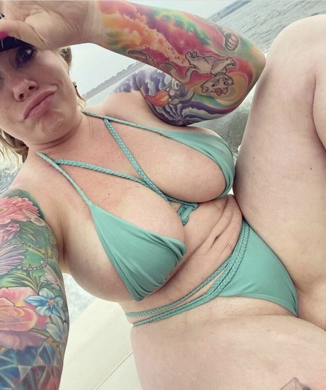 Miss lizzypink model picture