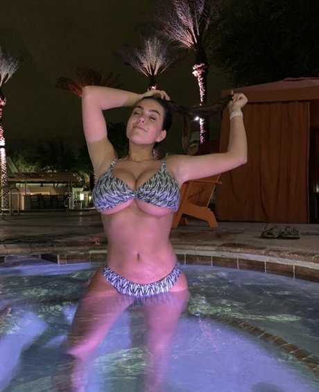 Maggie W model nice picture