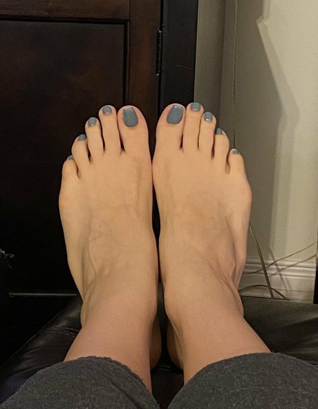QueenZsFeet nude model picture