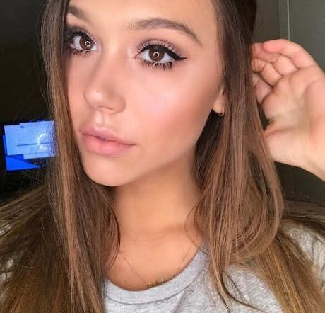 Alexis Rene Glabach model nudes pic