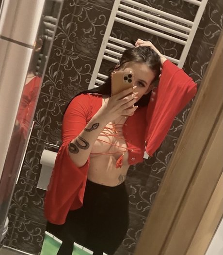 malaczarna star adult picture