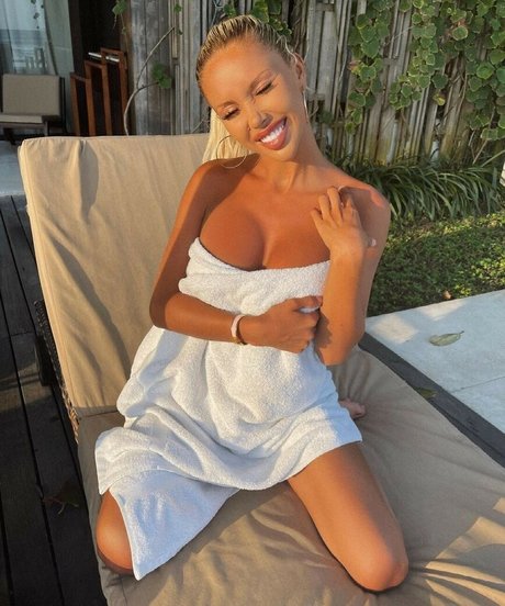 Carolinenitter model nudes photos