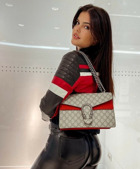 Larawinter free model photos