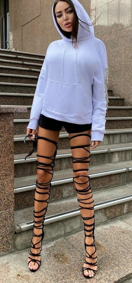 Alena Omovich pornstar nude img