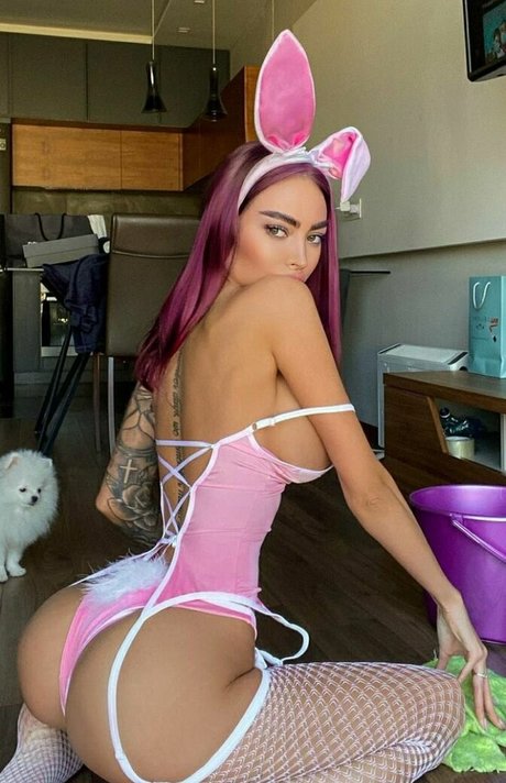 Alena Omovich pretty model photo