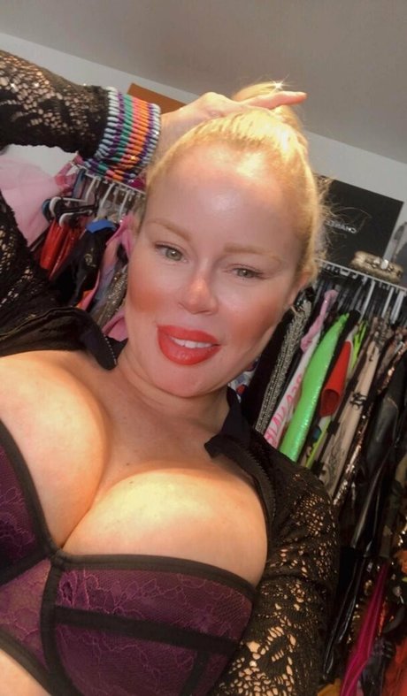 Nikki Delano star exclusive pics
